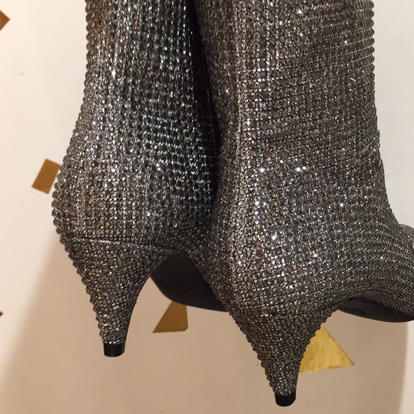 Michael Kors kitten bootie. Fit 7 - Picture 9 of 10